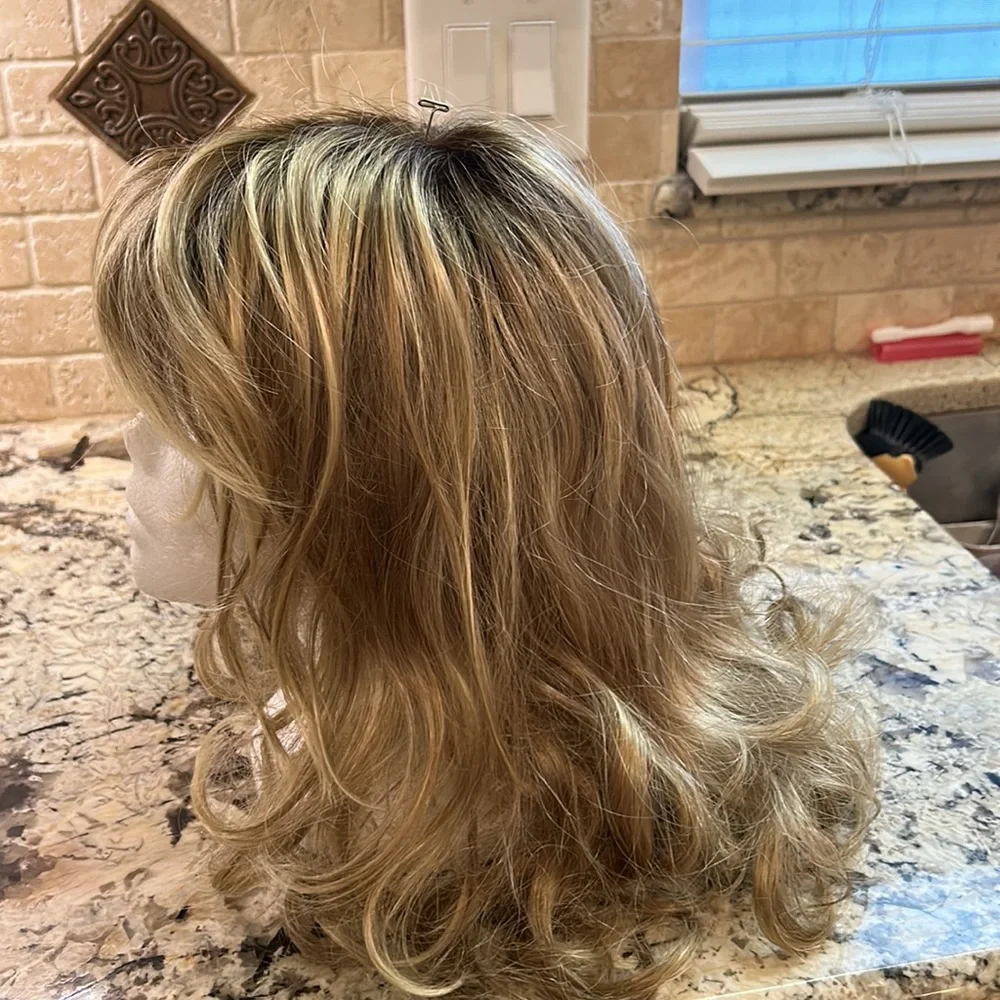 Ash blonde with dark roots - Picture 4 of 8